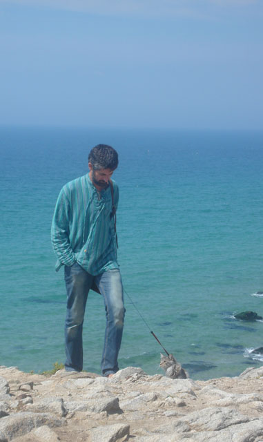 Yann et shiva en laisse sur la côte sauvage de Quiberon, temps magnifique, mer bleu lagon
